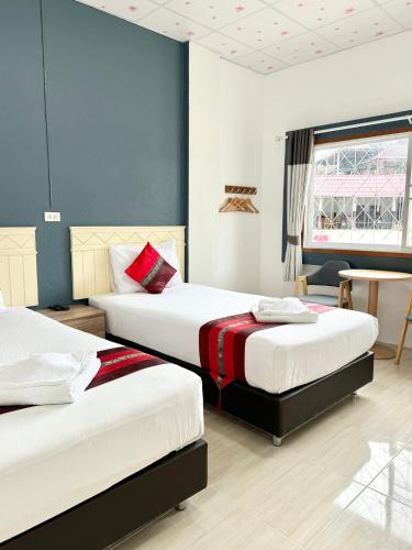 two beds in a room with blue walls at Diamond de pai in Pai
