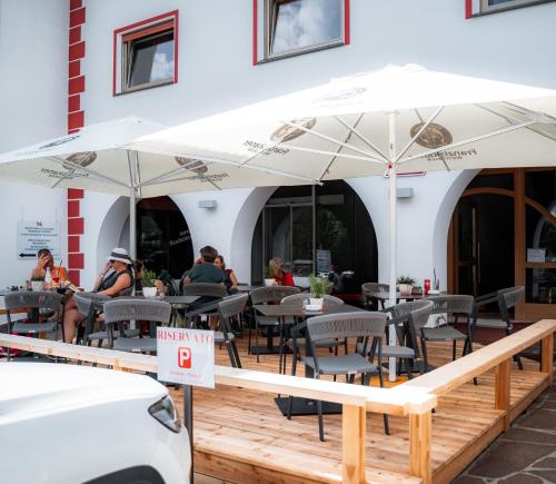 Un restaurante o sitio para comer en Cësa Panaval Apartments