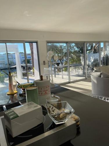 - un salon avec une table et un bol de nourriture dans l'établissement superbe marina à Port Camargue, au Grau-du-Roi