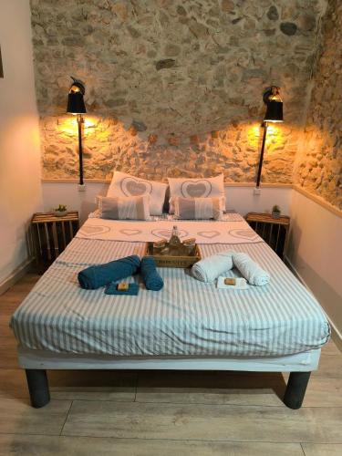 une chambre avec un lit avec deux serviettes dessus dans l'établissement Chez Nico et Mag entre mer et collines, à Aubagne