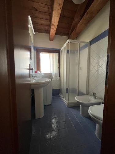 A bathroom at Romantic Rialto Apartment
