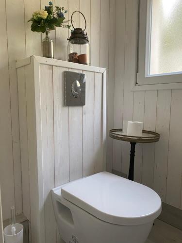La salle de bains est pourvue de toilettes, d'une table et d'une fenêtre. dans l'établissement La chambre du moulin, à Saint-Cyr-sur-Mer