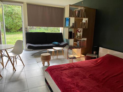 une chambre avec un lit, un canapé et une table dans l'établissement La Butinerie, à Baron