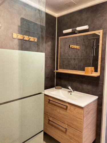 La petite salle de bains est pourvue d'un évier et d'un réfrigérateur. dans l'établissement La Butinerie, à Baron