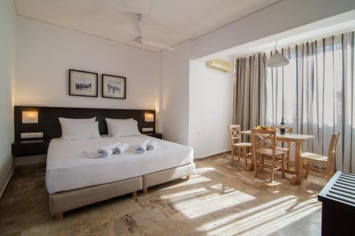 Säng eller sängar i ett rum på Polydoros Hotel Apartments