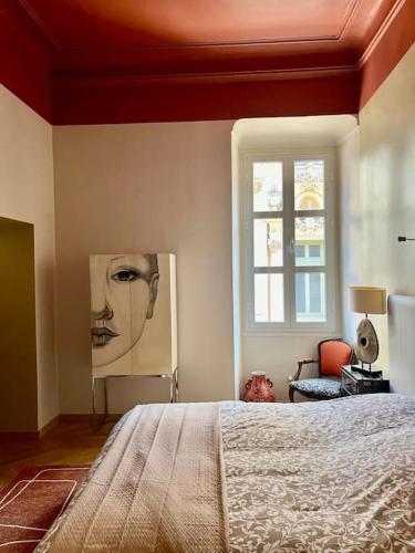 - une chambre avec un lit et une photo de femme dans l'établissement Vera Nizza, à Nice