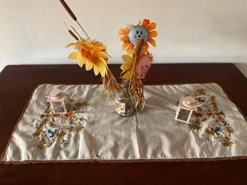 a table with a vase of flowers and a vase at Σπίτι στα Έλατα in Palaiochórion