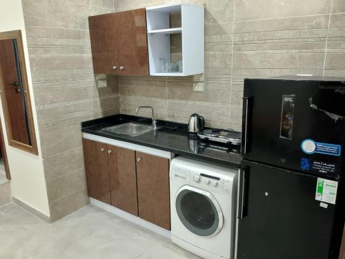 Η κουζίνα ή μικρή κουζίνα στο زافيرو التجمع الاول للعائلات فقط families only- ممنوع لسكان القاهره