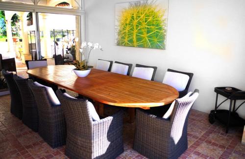 a wooden table with chairs around it in a room at B&B Val D'azur in Carqueiranne