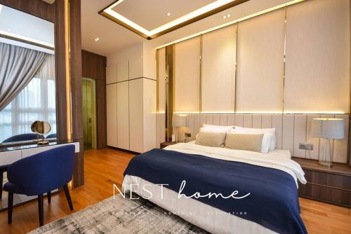 Katil atau katil-katil dalam bilik di TriTower Designer Suite by Nest Home