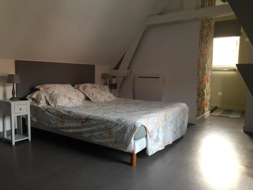 une chambre avec un lit et une fenêtre dans l'établissement Gîte La Laiterie, à Wanquetin