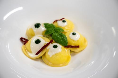 a plate of food with face made out of fruit at Hotel Villa Gabrisa in Positano
