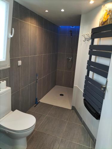 une salle de bain avec toilettes et douche dans l'établissement Beach house, à La Turballe