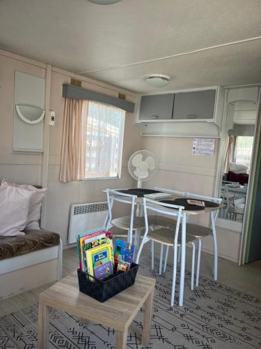 Il comprend un petit salon avec une table et une cuisine. dans l'établissement Le familly Team, à Ardres