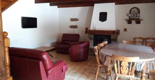 un salon avec un canapé et une table dans l'établissement Maison 6 personnes en Bretagne, à Gicquel
