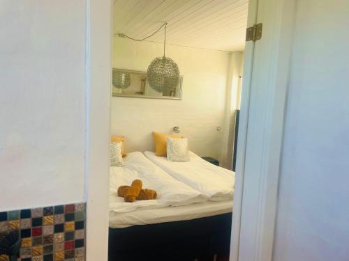 a bedroom with a bed with two teddy bears on it at Lejlighed Edelweiss in Svendborg
