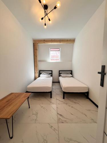 Postel nebo postele na pokoji v ubytování Dworskiego 74 Apartament 1