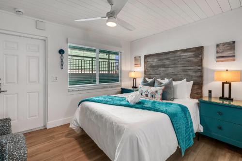 ein Schlafzimmer mit großem Bett und Fenster in der Unterkunft Tropic Terrace Suite #39 - Beachfront Resort in St Pete Beach