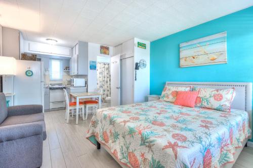 Postel nebo postele na pokoji v ubytování Tropic Terrace Suite #56 - Beachfront Resort