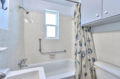 Koupelna v ubytování Tropic Terrace Suite #56 - Beachfront Resort