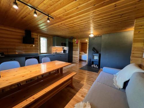 Oleskelutila majoituspaikassa Logcabin, sauna, fireplace, view, kitchen