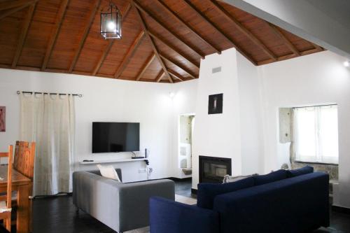 Μια τηλεόραση ή/και κέντρο ψυχαγωγίας στο Noninha House