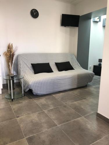 Ce lit se trouve dans un dortoir doté d'une table en verre. dans l'établissement Appart Sara- Dieppe, L Escapade, à Neuville-lès-Dieppe