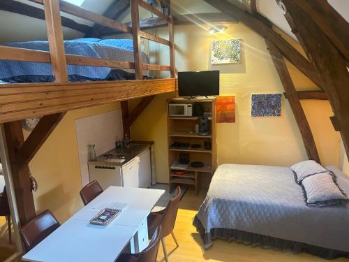 - une chambre avec 2 lits superposés, une table et des chaises dans l'établissement Le Domaine du Lavoir en privatisation, à Villemoiron-en-Othe