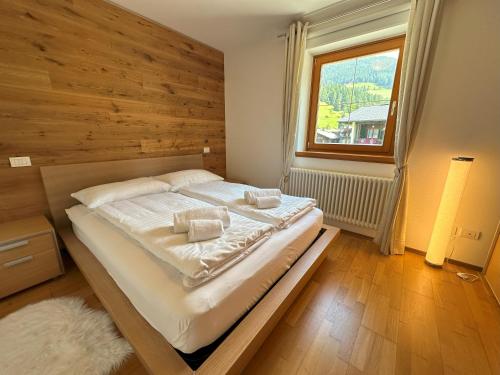 巴德小基希海姆REHKITZ Apartment的一间卧室设有一张带木墙的大床