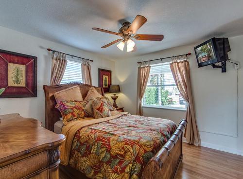 En eller flere senge i et værelse på Paradise Palms — Monthly Beach Rental