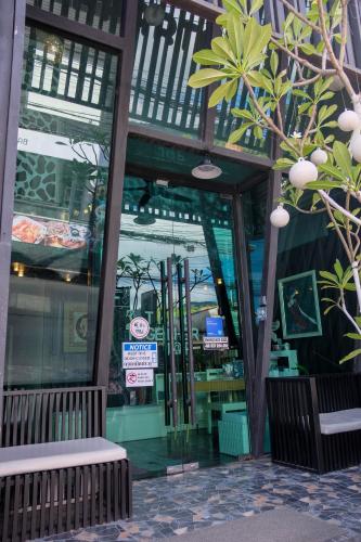 a store front with a sign in front of it at Baanpoon Apartment in Chaweng
