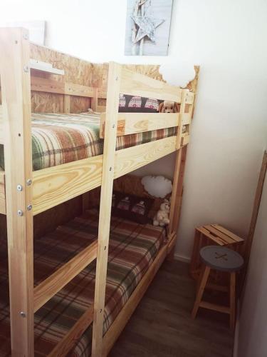 quelques lits superposés dans une chambre dans l'établissement Appartement plein sud Super Devoluy Bois d'aurouze, à Saint-Étienne-en-Dévoluy