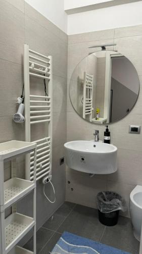 a bathroom with a sink and a mirror at Rifugio le Palme in Cervino