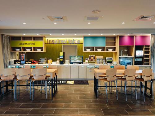 Ο χώρος του lounge ή του μπαρ στο Home2 Suites By Hilton Bristol