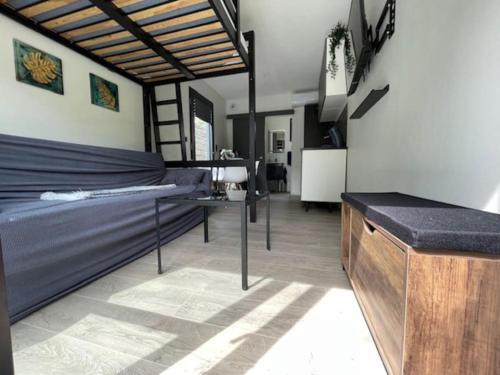 une chambre avec deux lits et un bureau dans l'établissement Studio indépendant, Neuf, jardin calme et paisible, à Épinay-sur-Seine