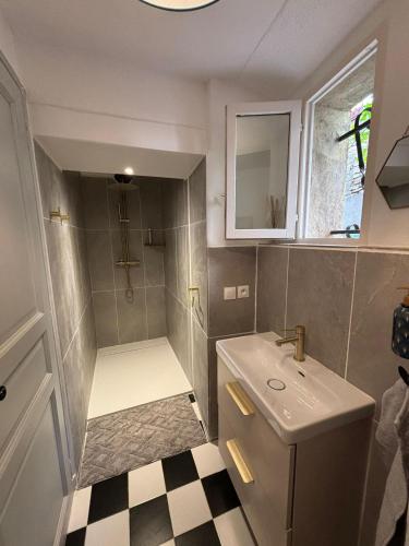 une petite salle de bain avec un lavabo et une douche dans l'établissement La Barbacane de Cascastel-des-Corbières, à Cascastel-des-Corbières