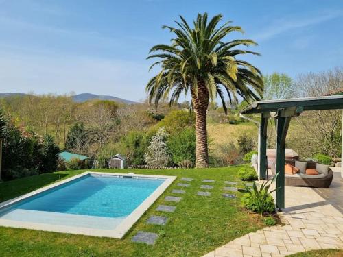 Maison avec piscine et terrain de pétanque