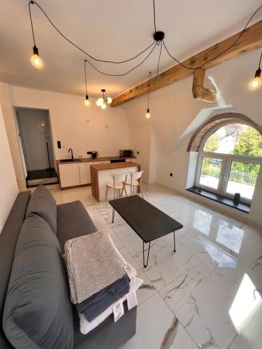 ein Wohnzimmer mit Sofa und Tisch in der Unterkunft Dworskiego 74, Apartament 2 in Przemyśl