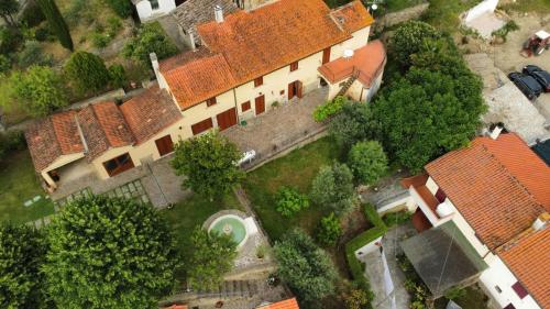 an overhead view of a house with a yard at B&B Il Mandorlo in Cortona