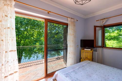 Ένα ή περισσότερα κρεβάτια σε δωμάτιο στο Villa con darsena-Castelletto Ticino