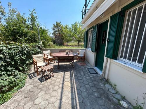 Παγώνα, by the sea