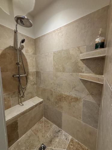 La salle de bains est pourvue d'une douche, d'une baignoire et d'un lavabo. dans l'établissement PORTO VECCHIO Santa Giulia Grand studio bergerie vue exceptionnelle mer et montagne, à Porto-Vecchio