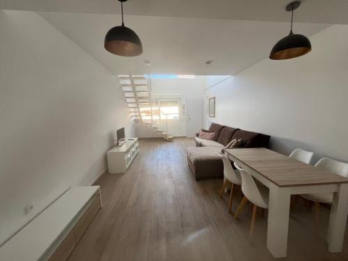 una sala de estar con una mesa y un sofá en Eco Home Gran Alacant, en Puerto Marino