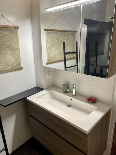 une salle de bain avec un lavabo blanc et un miroir dans l'établissement Charmante maison de village au pied du Lùberon, à Cabrières-dʼAigues