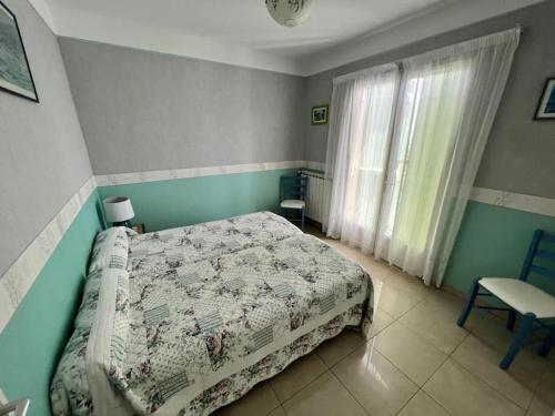 une chambre avec un lit, une chaise et une fenêtre dans l'établissement Entre les citronniers et la mer, à Èze