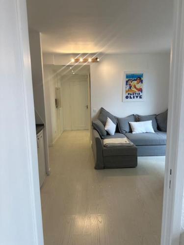 un salon avec un canapé bleu dans une pièce dans l'établissement PLATANE - Super central charming flat AC WIFI, à Antibes