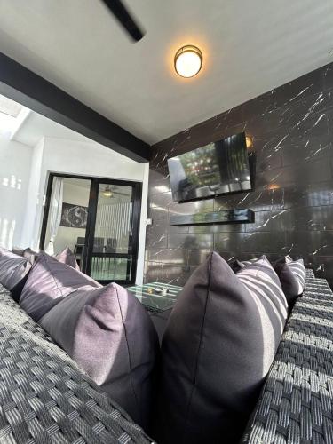Una televisión o centro de entretenimiento en Level suites VIP