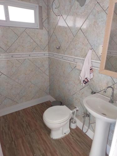 um banheiro com vaso sanitário e pia em Hostel Papai em Florianópolis