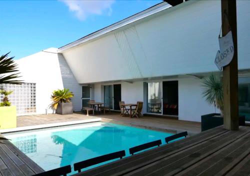 une piscine devant une maison dans l'établissement L'insoupçonnée sur le port de Vannes, à Vannes