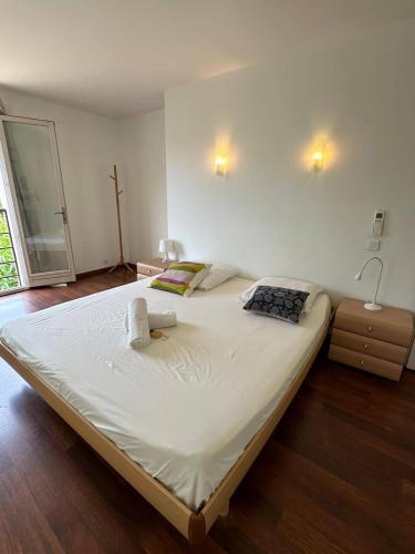 une chambre avec un grand lit avec deux serviettes dessus dans l'établissement Villa Constance 1 Antibes - Spacieux duplex avec jardin, à Antibes